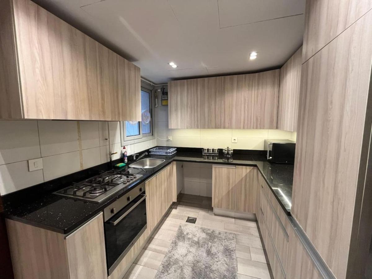 3-bedroom Cfc Walking To Mall Apartment