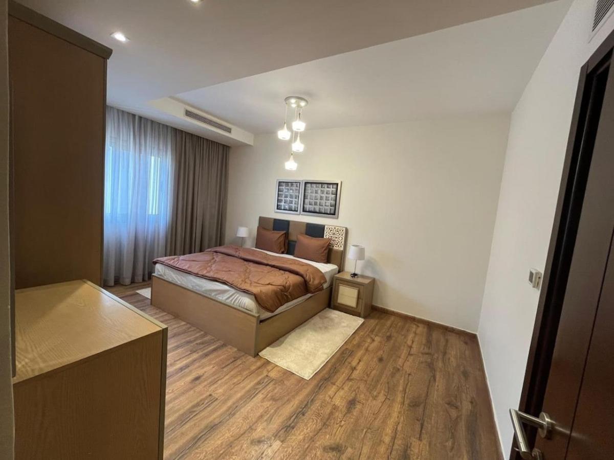 3-bedroom Cfc Walking To Mall *